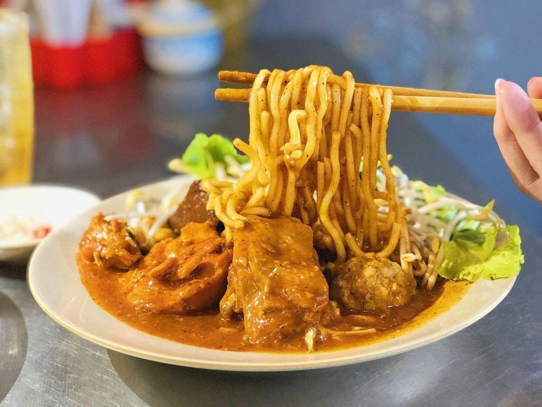 If cao lau is indigenous to Da Nang, beef rice noodle soup is indigenous to Hue, the silkworm noodles is known as a type of popular noodle in Ca Mau. Ca Mau silkworm noodles is renowned for 2 main types which are park dumpling silkworm noodles and spicy silkworm noodles. The broth will be poured into the bowl of noodles with dumpling. liver, gizzard, tough chicken meat, salad, been sprout, spice herb, and a little bit of chilli.